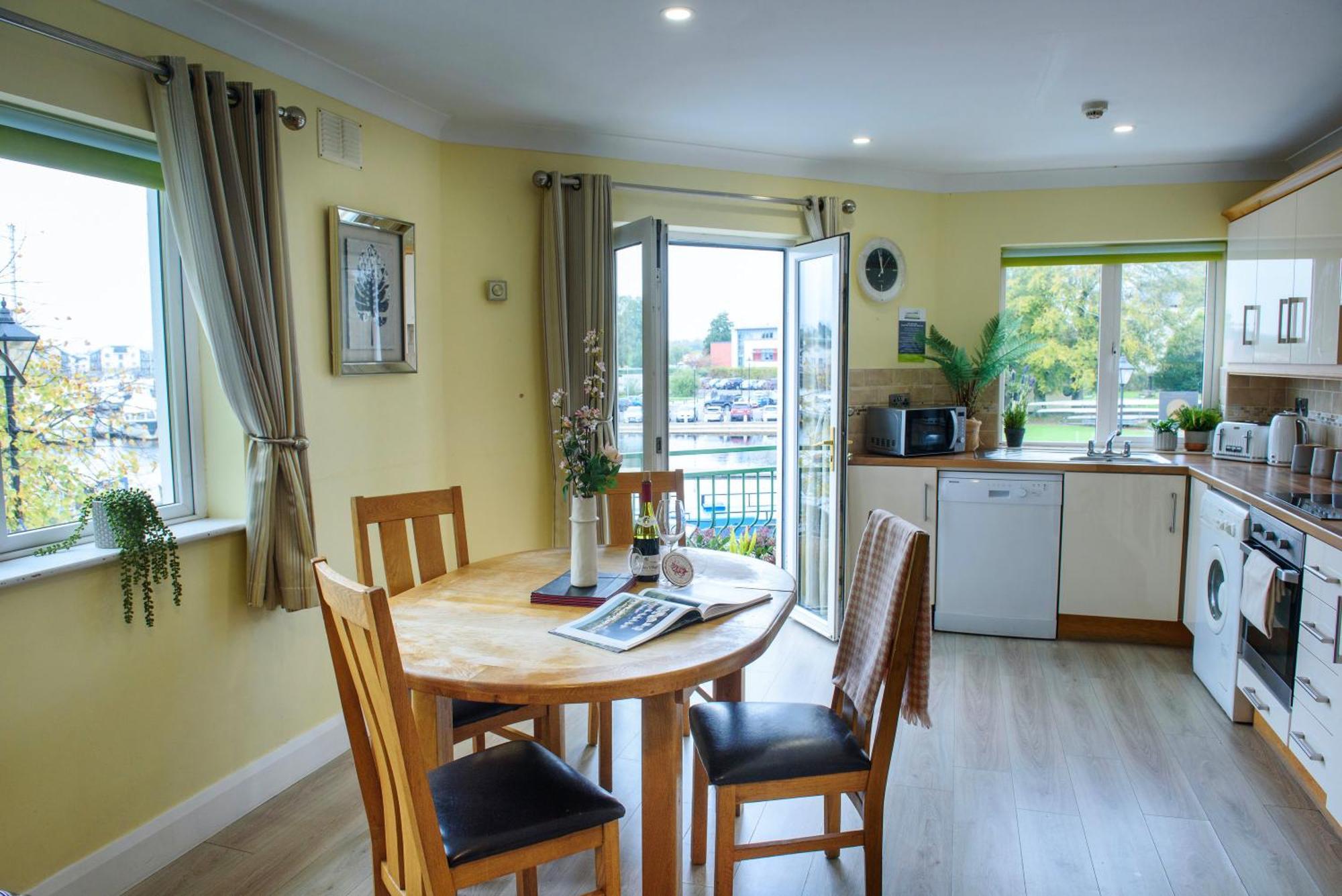 Waterfront Self Catering Houses Carrick on Shannon Екстериор снимка